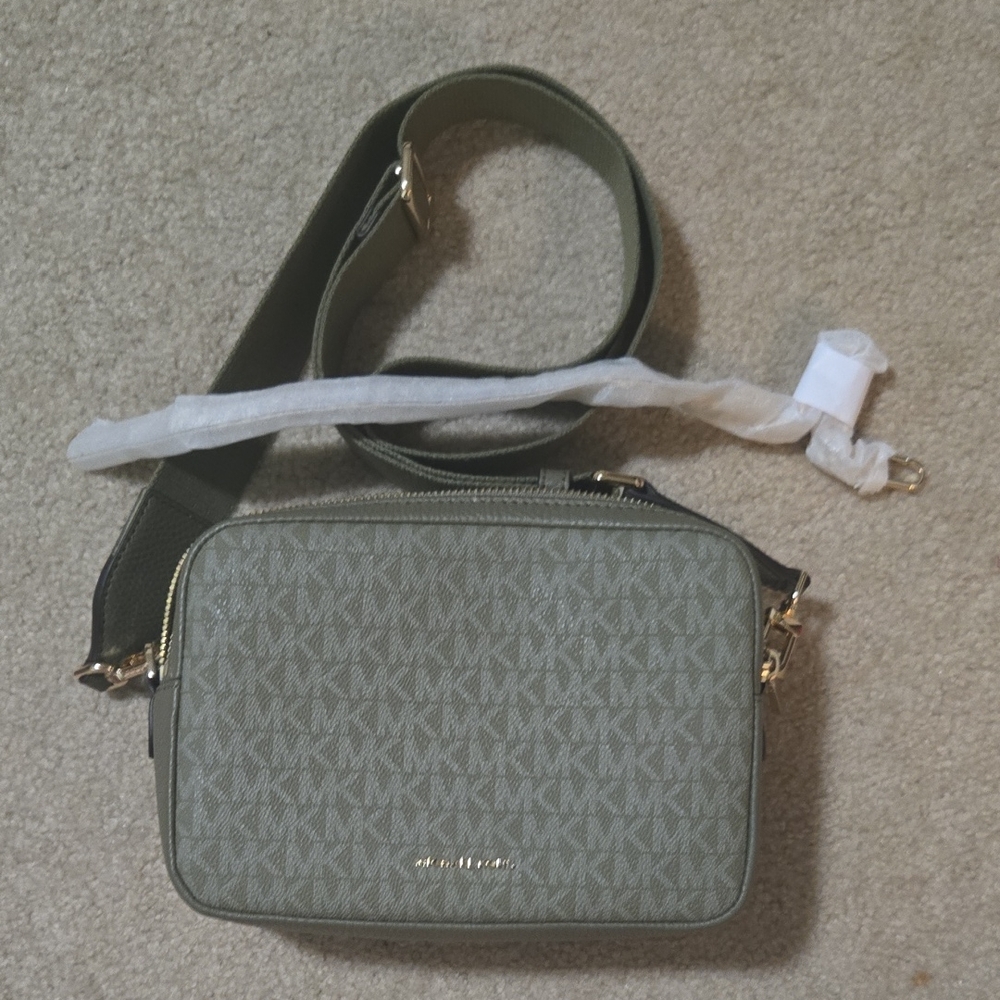 NWOT MICHAEL Michael KorsBryant Medium Signature Logo Camera Crossbody Bag